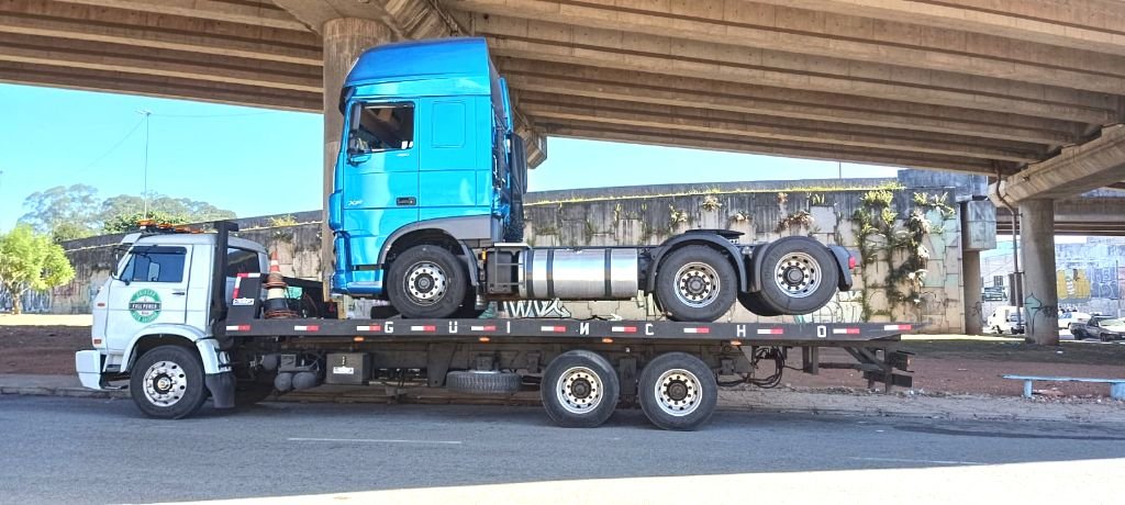 Guincho pesado transportando cavalo mecânico na Grande São Paulo