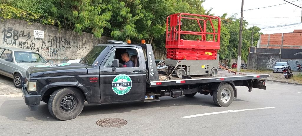 Guincho leve transportando plataforma pantográfica